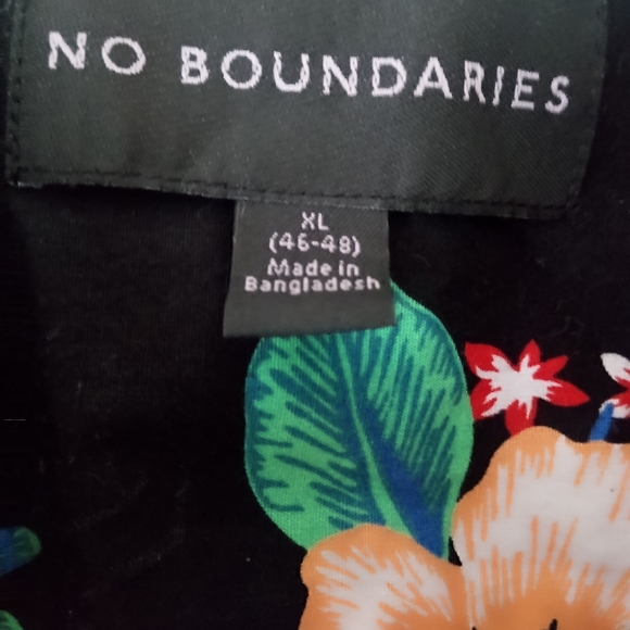 COPY - Brand New XL No Boundaries Hawaiian Floral Print Short Sleeve Button Up - Picture 3 of 4